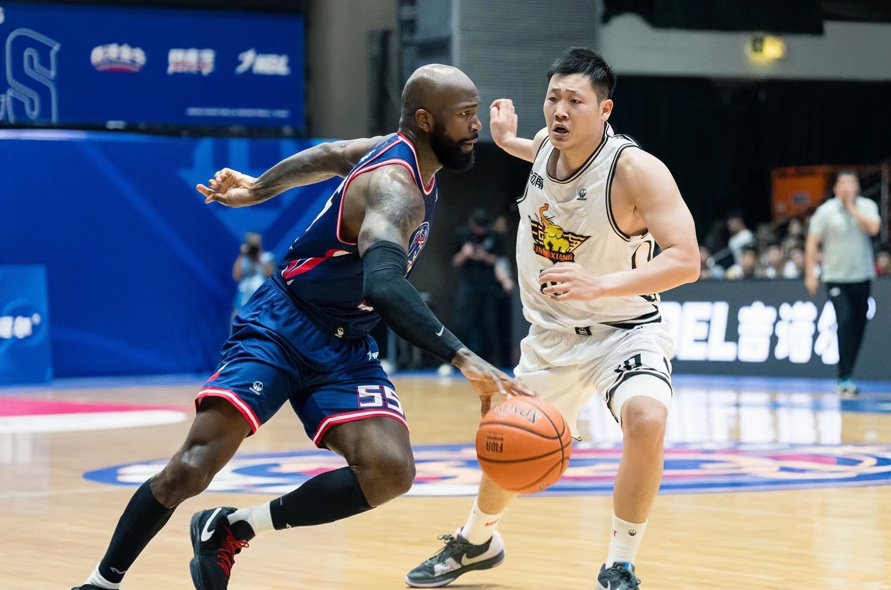 阿斯顿维拉发布备战花絮，加时末段篮板制胜，CBA常规赛任务艰巨，医务组通报恢复